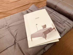 【熟睡したい人へ】ウェイトブランケット買ったのでレビュー【感想や効果まとめ】