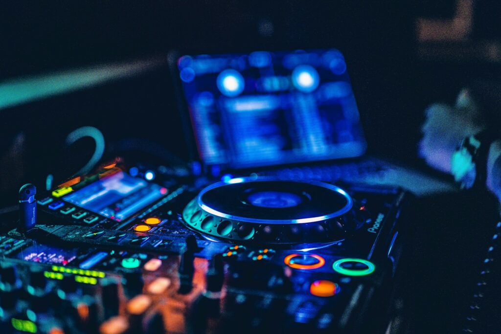 【初心者向け】DJを始めるには何が必要?最低限そろえる機材を解説【これからDJ始める方へ】